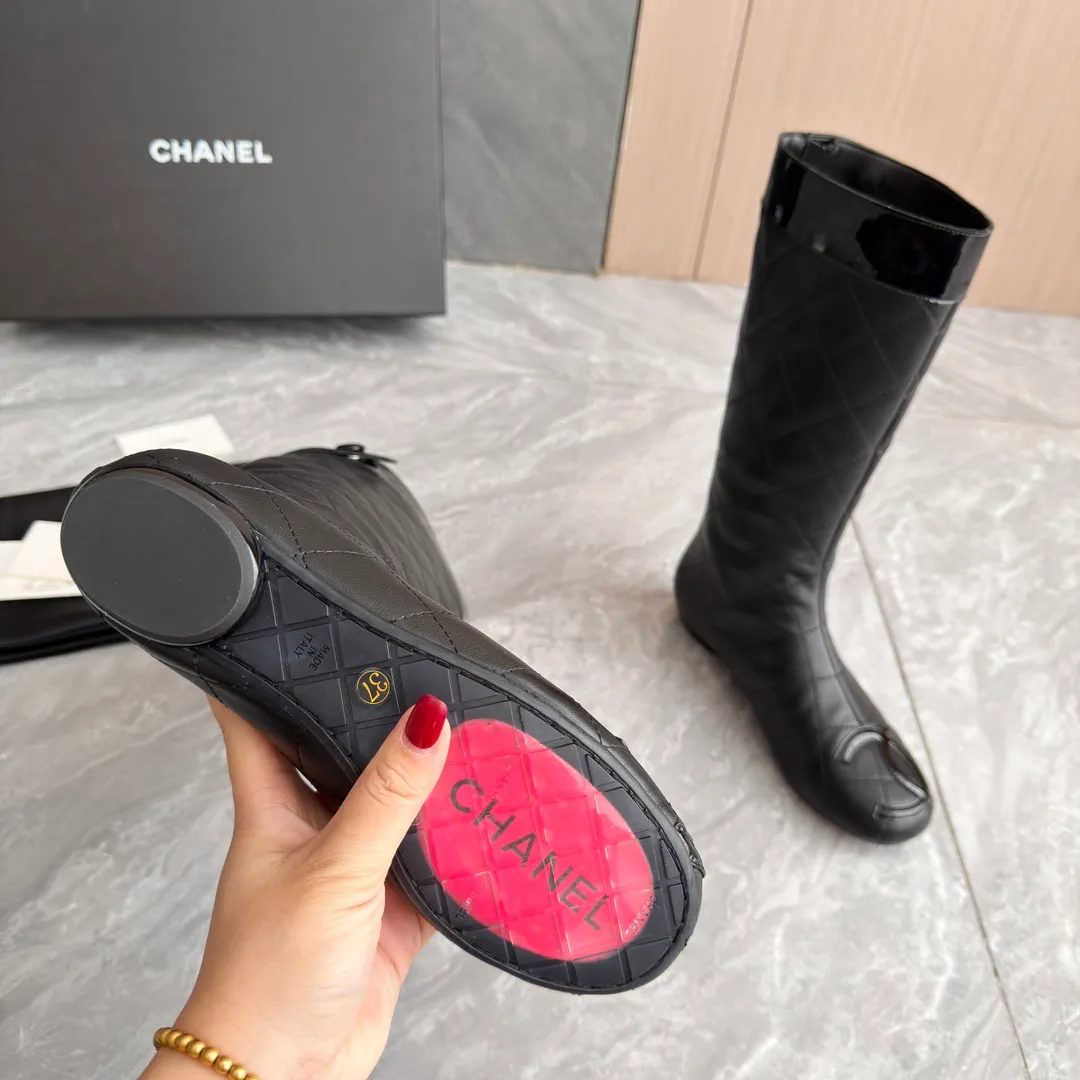 👟👟Ex-factory price 1040👟👟 High version of Chanel CHANEL, 🌞🌞🌞The latest boots from Xiaoxiang 2025 autumn and winter counter, a must-have item for this autumn and winter! ! Ms. Chanel loves simple yet irresistible combinations to show her unique style. Mix and match freely to shine⚡Follow Grandma’s fashion steps! ! ! The top-notch craftsmanship and texture are perfectly presented. No matter any details, you can compare them with the counters. The best quality products can be entered and exited from the counters at will! ! ❶Material: imported cowhide ❷Inner lining: sheepskin lining ❸Feet: sheepskin lining ❹Outsole: original molded sole ❺Heel height: 2 cm ❻Boot shaft height: 13 inches ❼Number: 35-40 (40 and 41 are customized and cannot be returned)